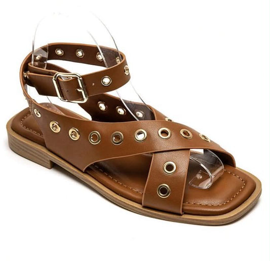 Sandales Plates Marron à Brides Croisées et Œillets Dorés