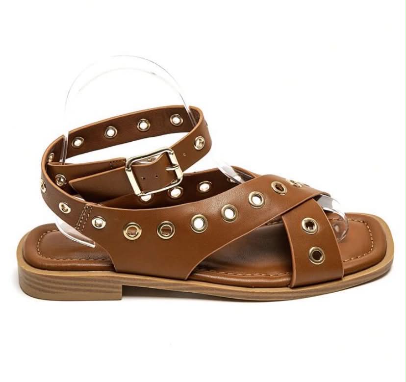 Sandales Plates Marron à Brides Croisées et Œillets Dorés
