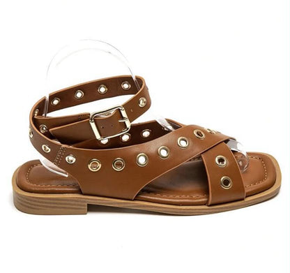 Sandales Plates Marron à Brides Croisées et Œillets Dorés