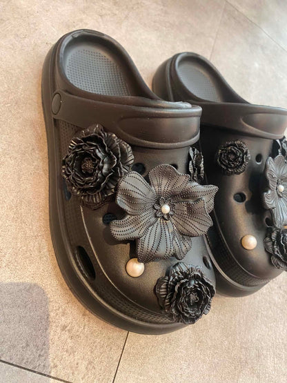 Sabots « Midnight Bloom » – L’Élégance Noire & Perles