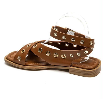 Sandales Plates Marron à Brides Croisées et Œillets Dorés