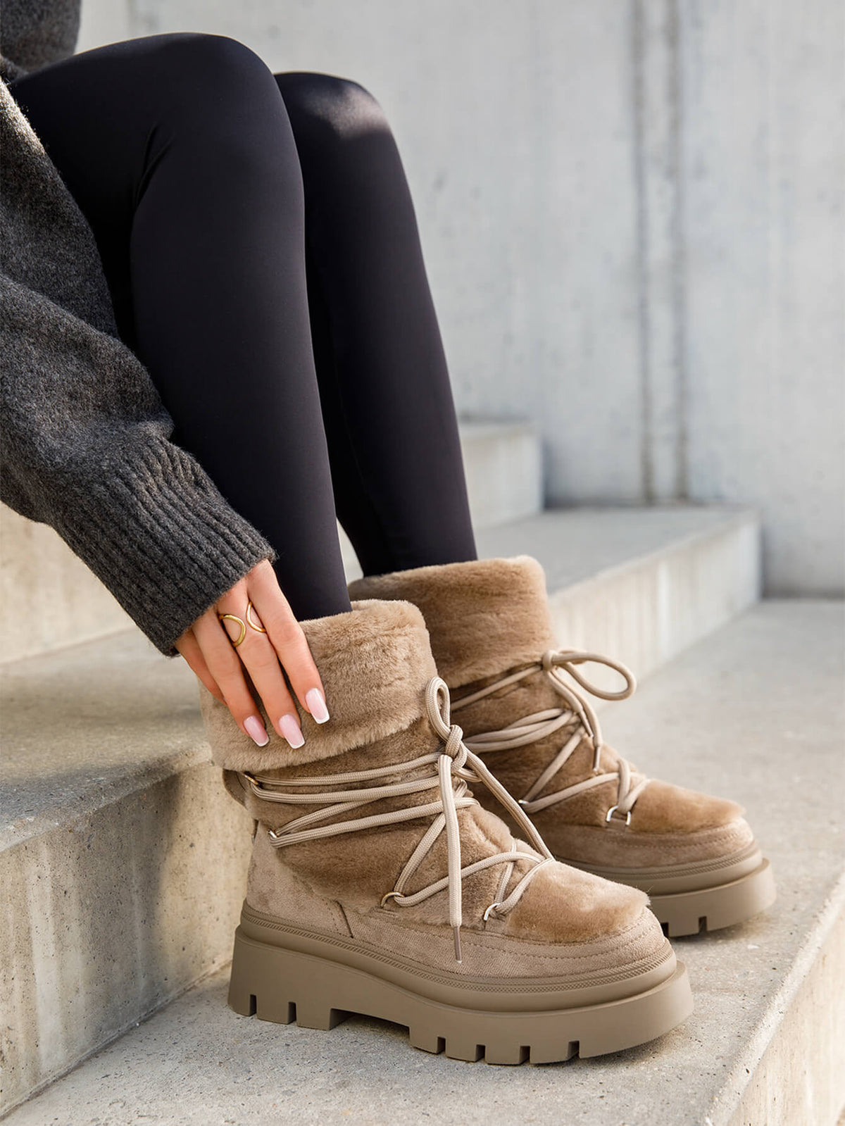 BOOTS SIMILI DAIM CAMEL FAUSSE FOURRURE INTÉGRALE LACETS SEMELLE PLATEFORME – MISS ALMA (Copie)
