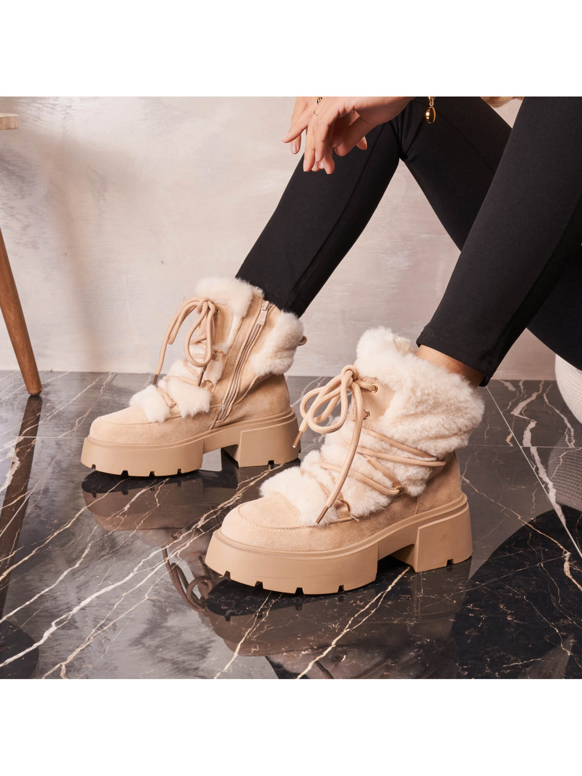 BOOTS SIMILI DAIM BEIGE CLAIR FAUSSE FOURRURE BLANCHE LACETS SEMELLE PLATEFORME – MISSKCY