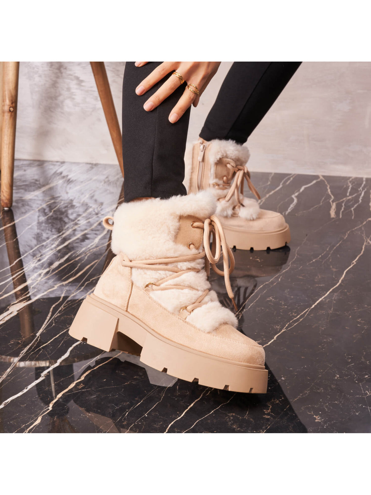 BOOTS SIMILI DAIM BEIGE CLAIR FAUSSE FOURRURE BLANCHE LACETS SEMELLE PLATEFORME – MISSKCY