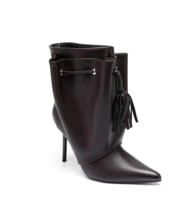 BOTTINES FEMME MARRON CHOCOLAT EN CUIR VEGAN À TALON AIGUILLE ET BOUT POINTU – TIGE DRAPÉE À CORDON ET POMPON