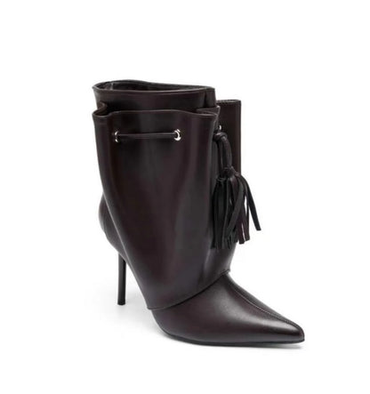 BOTTINES FEMME MARRON CHOCOLAT EN CUIR VEGAN À TALON AIGUILLE ET BOUT POINTU – TIGE DRAPÉE À CORDON ET POMPON