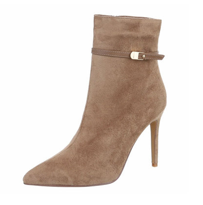 BOTTINES FEMME TAUPE À TALON AIGUILLE ET BOUT POINTU – ASPECT DAIM AVEC FINE BRIDE À BOUCLE DORÉE
