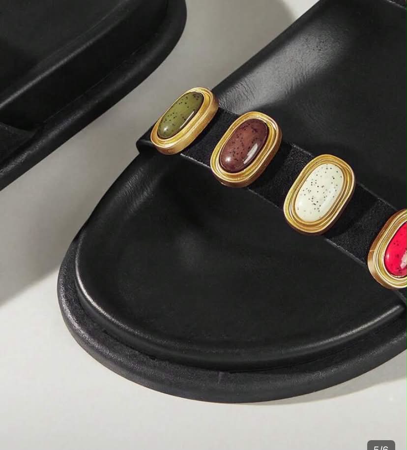 Sandales Joya en Simili Cuir Noir – Ornements de Pierres Cabochons Colorées