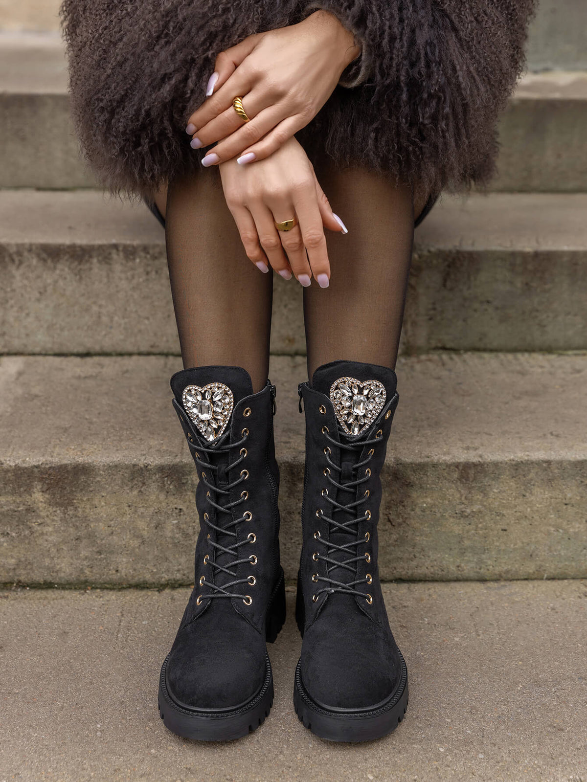 BOOTS SUÉDINE NOIRE LACETS CŒUR STRASS SEMELLE PLATEFORME MISS CRISTAL