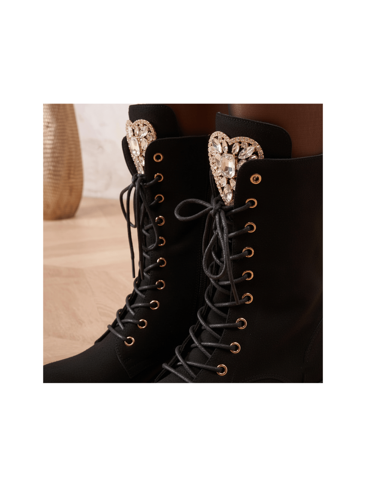 BOOTS SUÉDINE NOIRE LACETS CŒUR STRASS SEMELLE PLATEFORME MISS CRISTAL