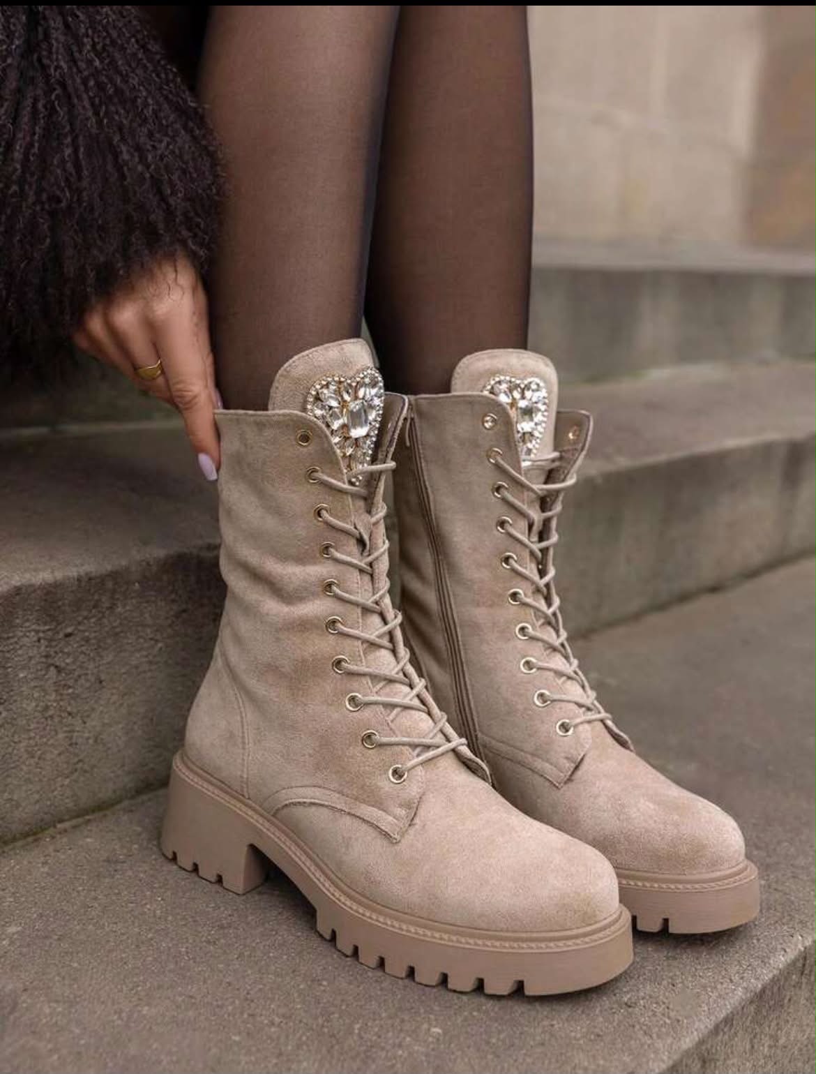 BOOTS SUÉDINE BEIGE TAUPE LACETS CŒUR STRASS SEMELLE PLATEFORME MISS CRISTAL (Copie)