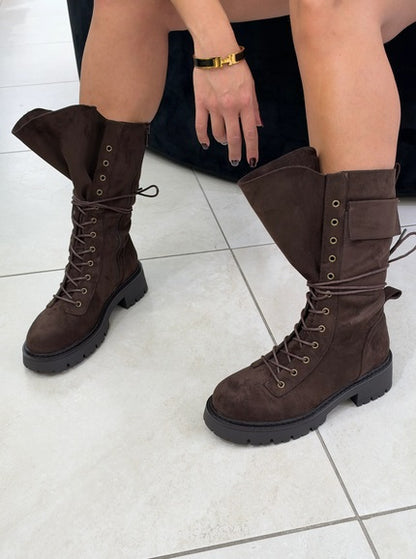 BOTTES RANGERS FEMME EFFET DAIM À POCHE – LACETS ENROULÉS, SEMELLE CRANTÉE CHOCO