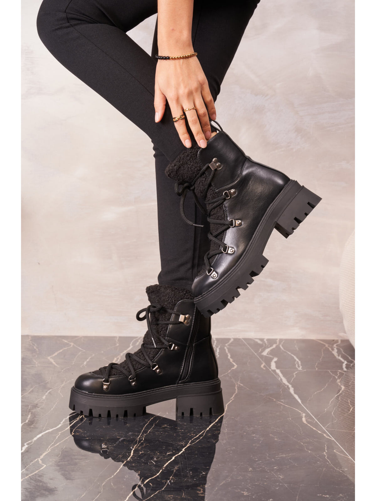 BOOTS SIMILICUIR NOIR FOURRURE SHERPA LACETS SEMELLE PLATEFORME – MISSKCY