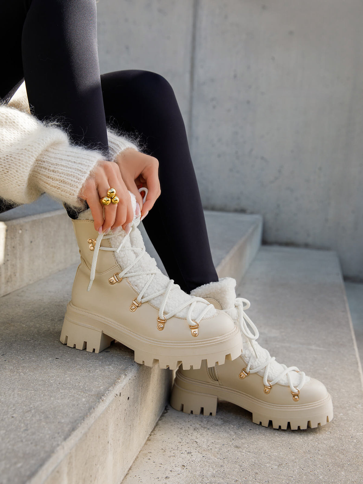 BOOTS SIMILICUIR BEIGE FOURRURE SHERPA LACETS SEMELLE PLATEFORME – MISSKCY