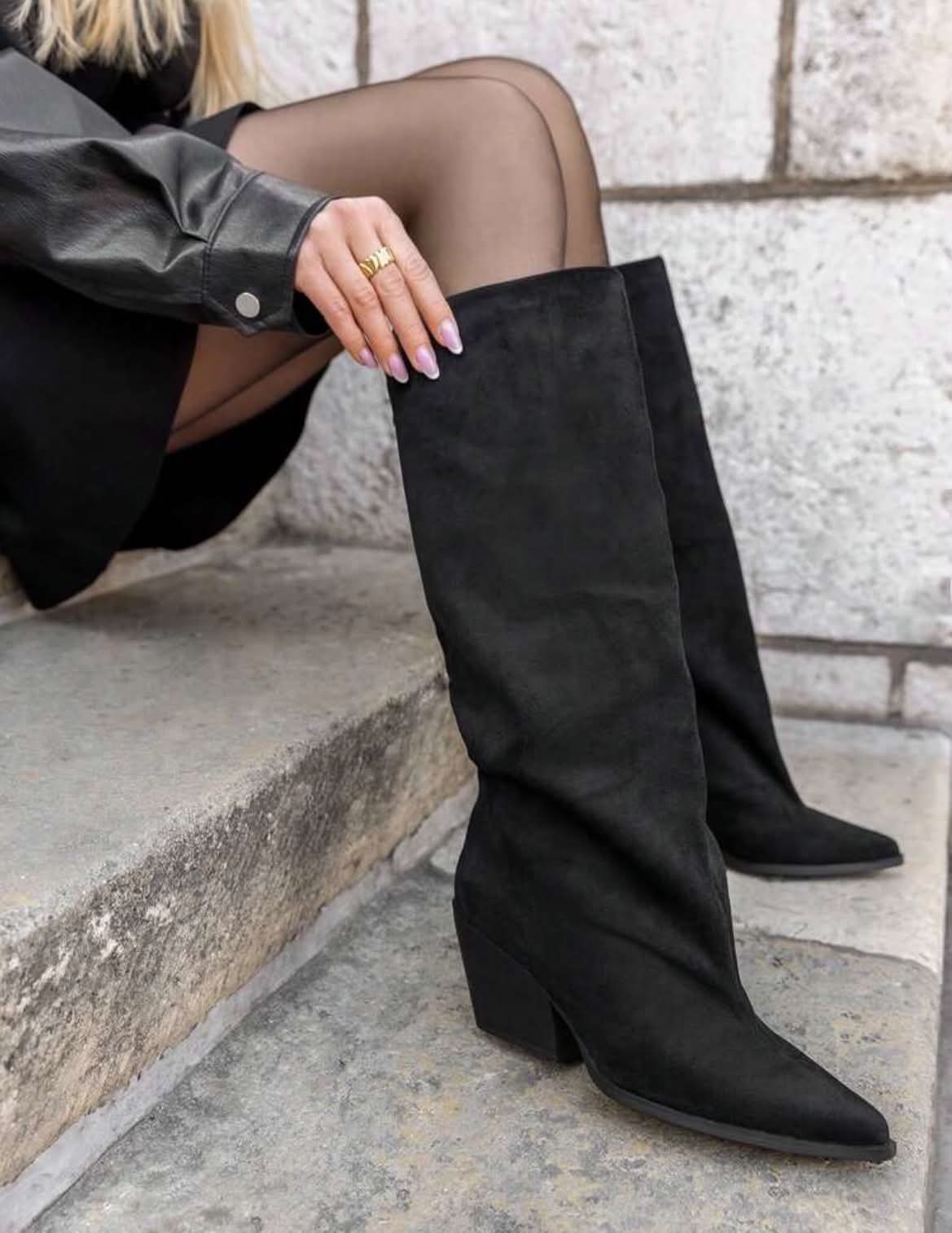 BOTTES HAUTES SUÉDINE BOUT POINTU TALON BLOC – MISS ABIGAIL NOIR