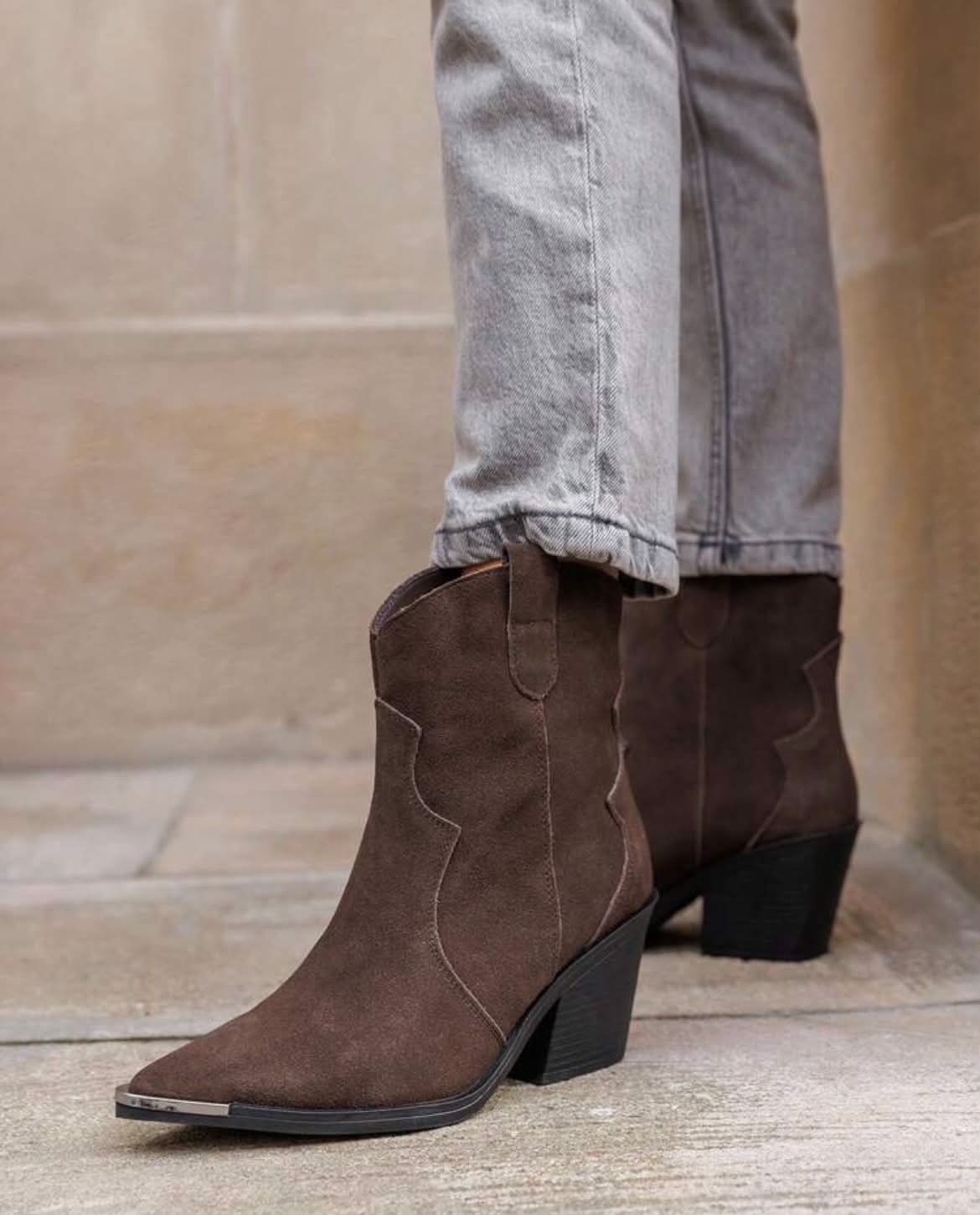 BOTTINES WESTERN FEMME EFFET DAIM BOUT MÉTAL – CHOCOLAT MISS ALINA