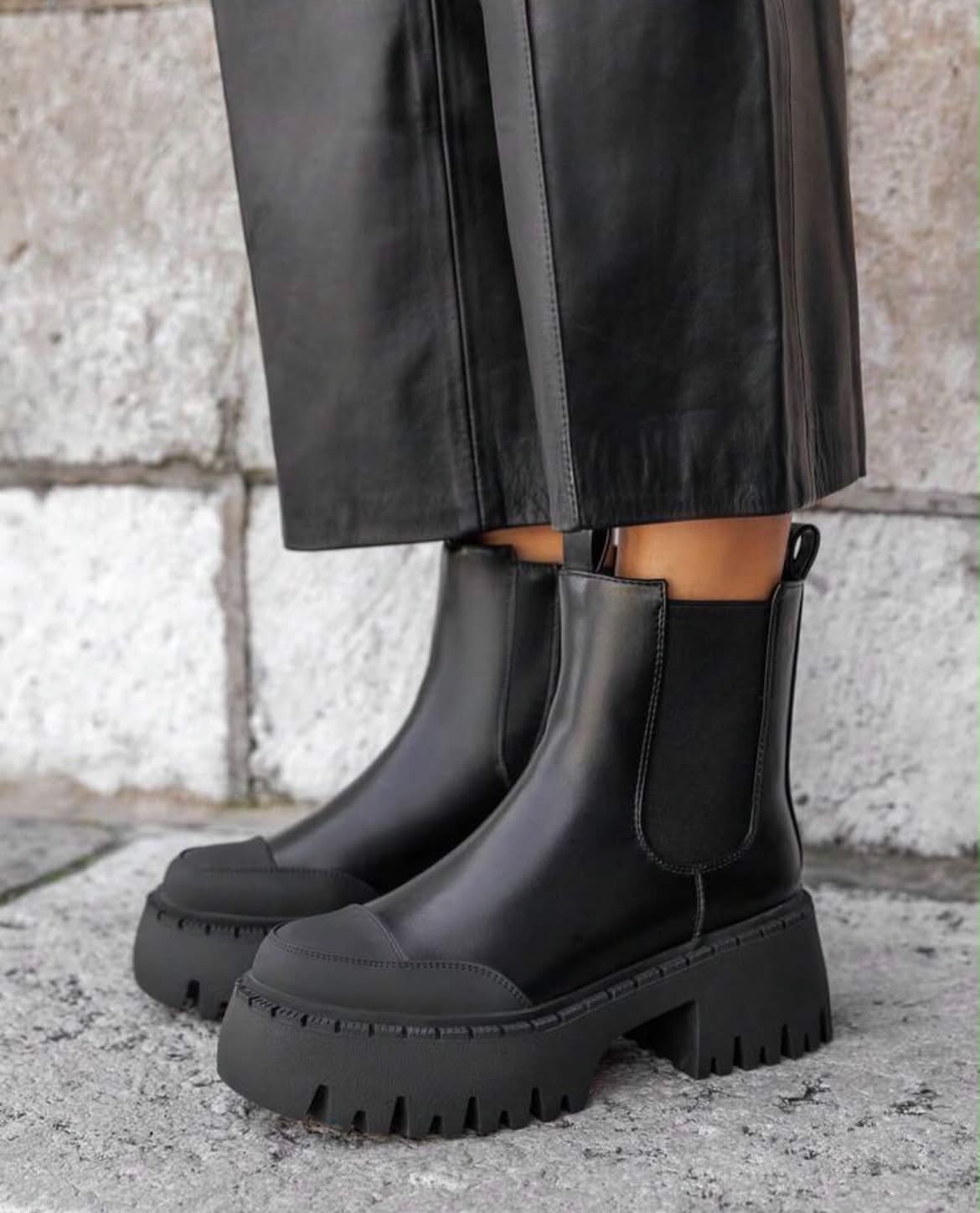 BOOTS CHELSEA SIMILICUIR NOIR BOUT RENFORCÉ SEMELLE PLATEFORME – MISS TIFFANY