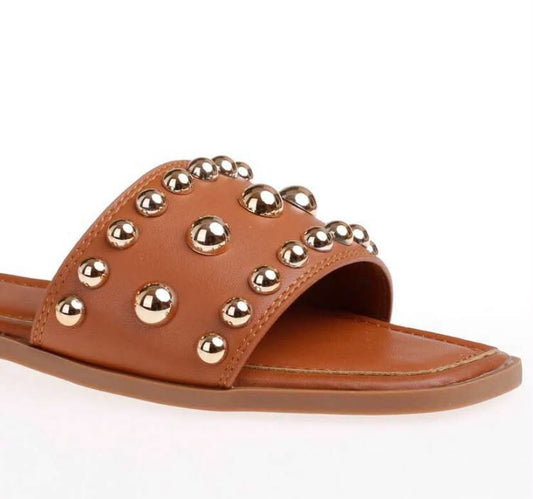 Mules Élégance à Clous : Le must-have de votre été Camel