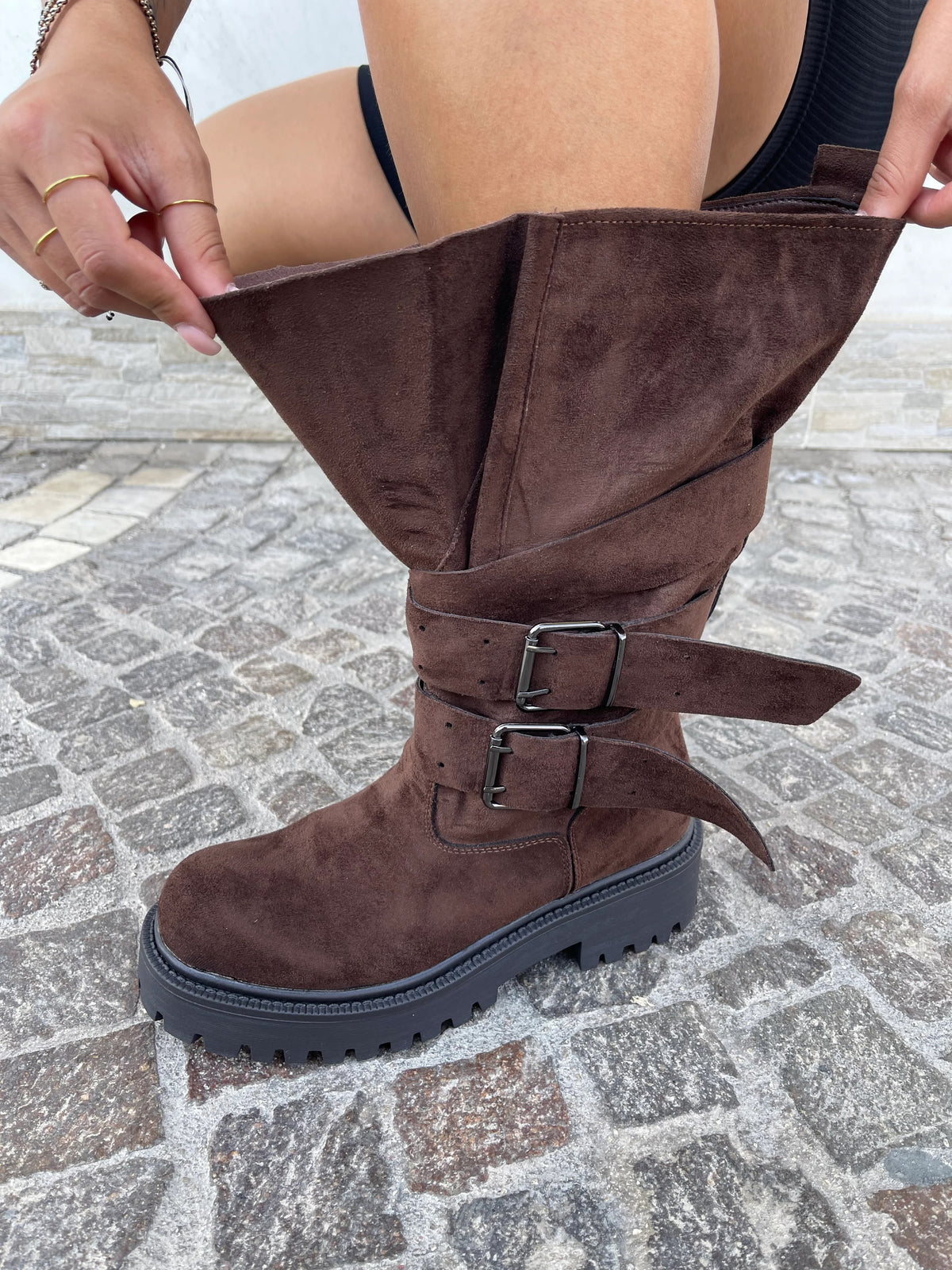 BOTTES BIKER FEMME CHOCO EFFET DAIM – MI-MOLLET À BOUCLES, SEMELLE CRANTÉE AVA