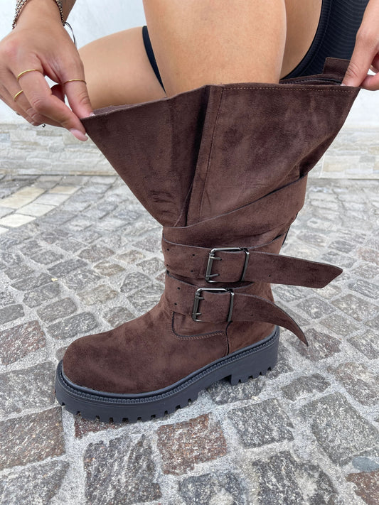 BOTTES BIKER FEMME CHOCO EFFET DAIM – MI-MOLLET À BOUCLES, SEMELLE CRANTÉE AVA