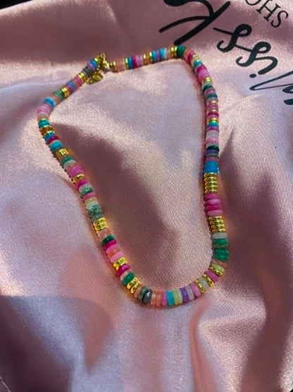 Collier Multicolore en Perles Naturelles et Finitions Dorées