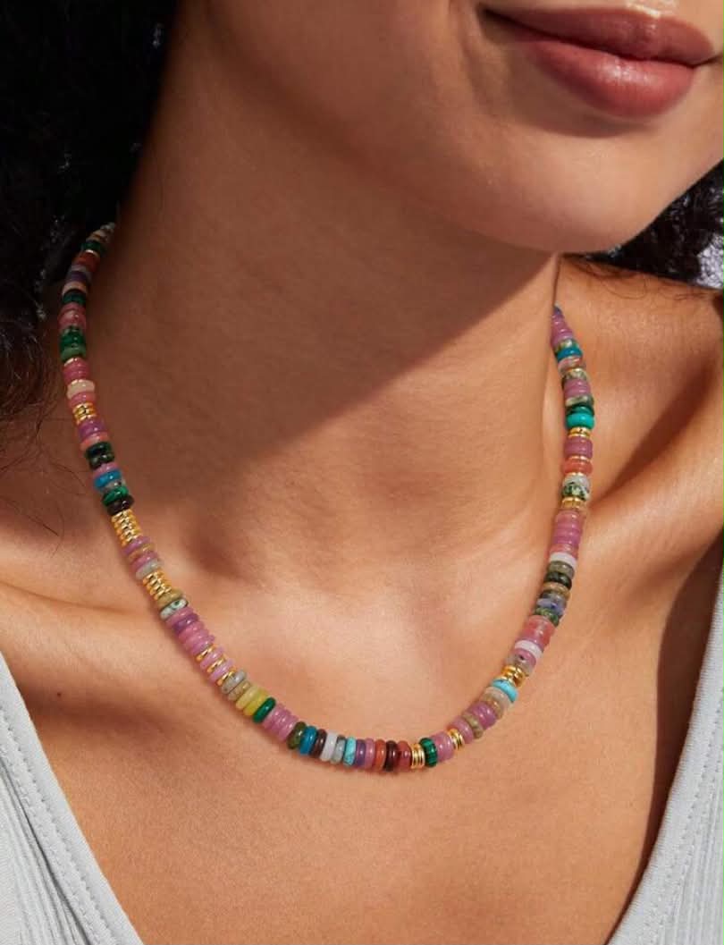 Collier Multicolore en Perles Naturelles et Finitions Dorées