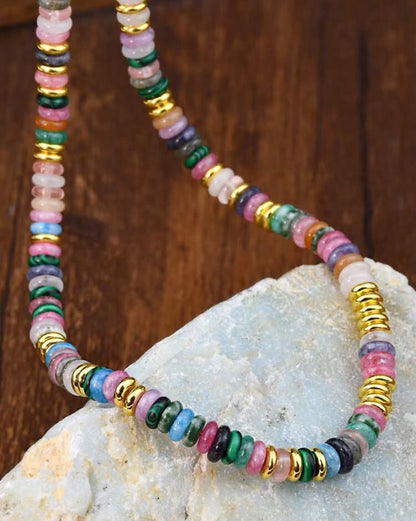 Collier Multicolore en Perles Naturelles et Finitions Dorées