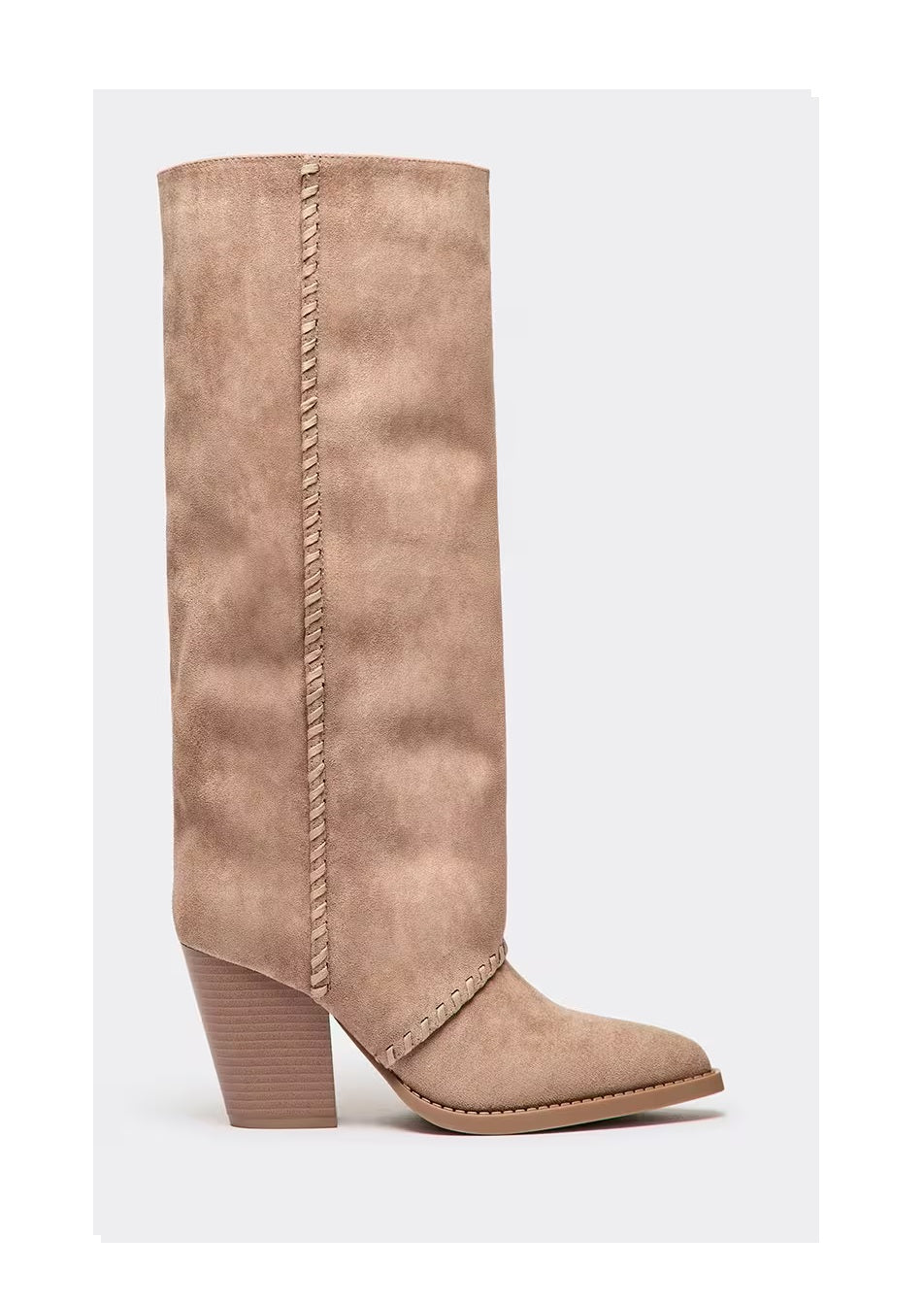 BOTTES SUÉDINE TIGE ENVELOPPANTE SURPIQÛRE TRESSÉE TALON BISEAUTÉ – MISS LEXIE TAUPE