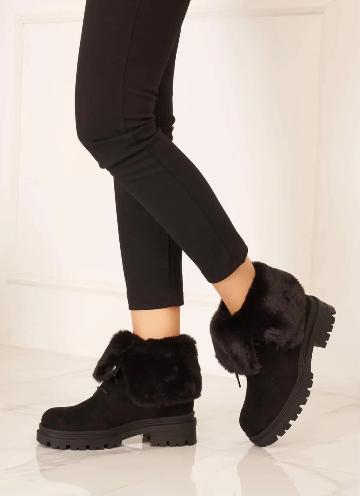 BOTTINES FOURRÉES FEMME À LACETS EFFET DAIM – NOIR MISS ALONA