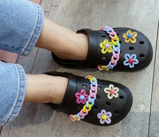Sabots Confort "Summer Flowers" – Noirs avec Chaîne Pastel et Breloques Fleuries