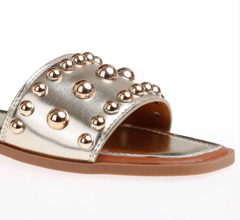 Mules Élégance à Clous : Le must-have de votre été Or Gold