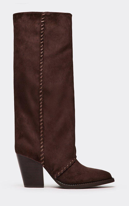 BOTTES SUÉDINE TIGE ENVELOPPANTE SURPIQÛRE TRESSÉE TALON BISEAUTÉ – MISS LEXIE CHOCO BROWN