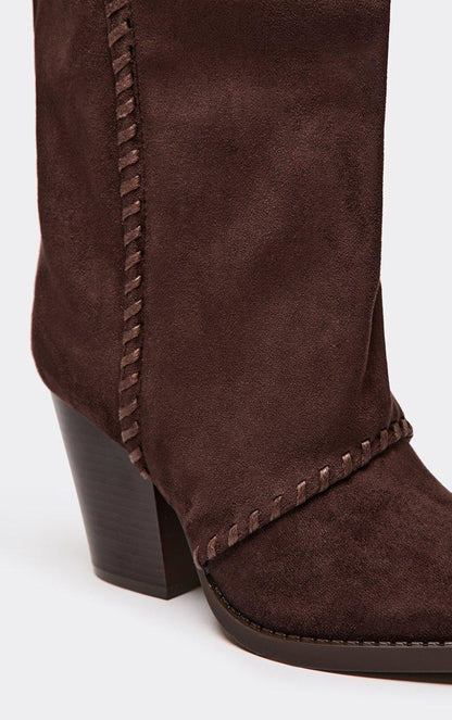 BOTTES SUÉDINE TIGE ENVELOPPANTE SURPIQÛRE TRESSÉE TALON BISEAUTÉ – MISS LEXIE CHOCO BROWN