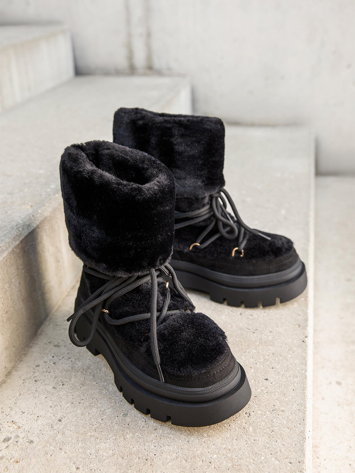 BOOTS SIMILI DAIM NOIR FAUSSE FOURRURE INTÉGRALE LACETS SEMELLE PLATEFORME – MISS ALMA