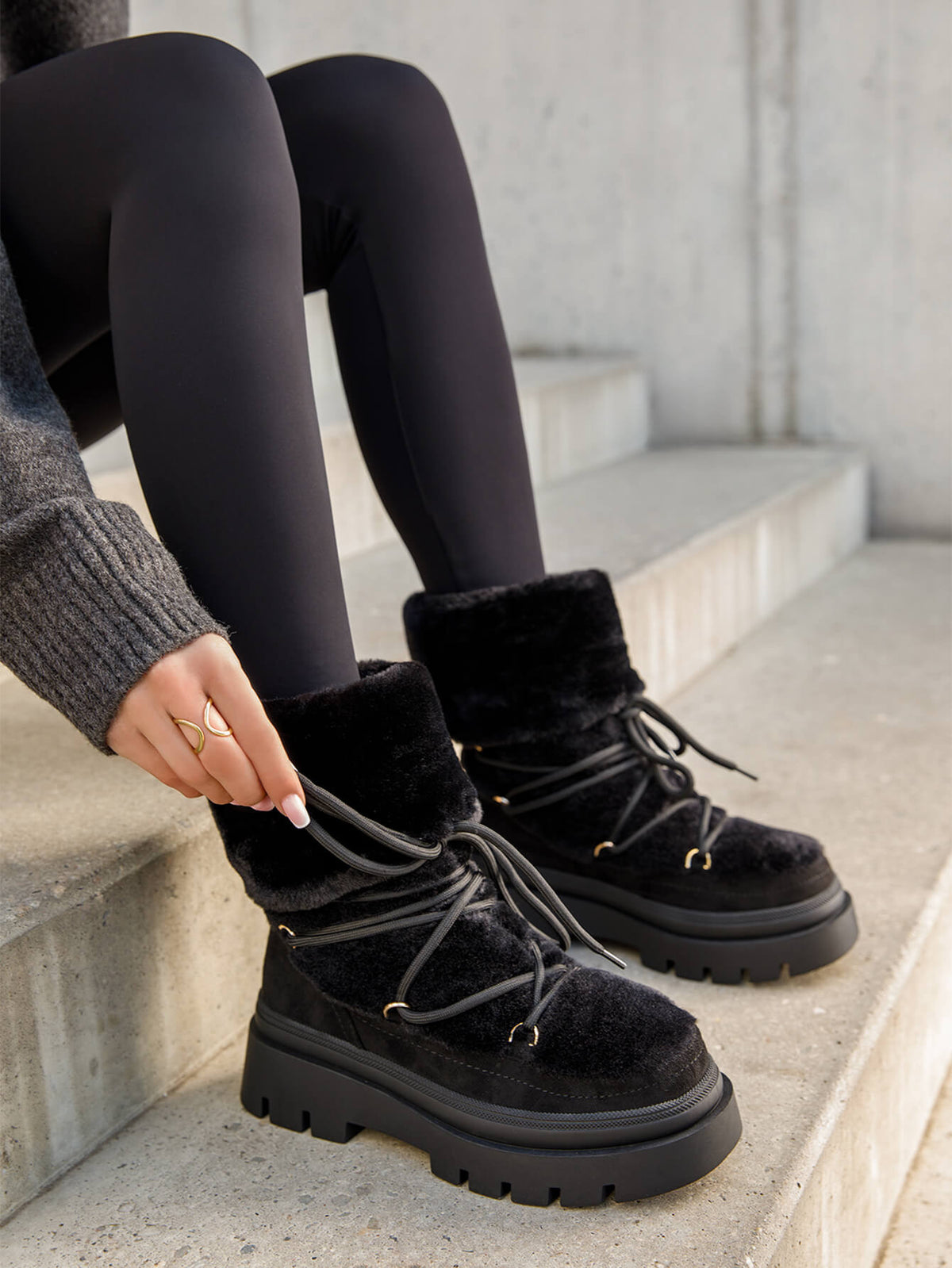 BOOTS SIMILI DAIM NOIR FAUSSE FOURRURE INTÉGRALE LACETS SEMELLE PLATEFORME – MISS ALMA