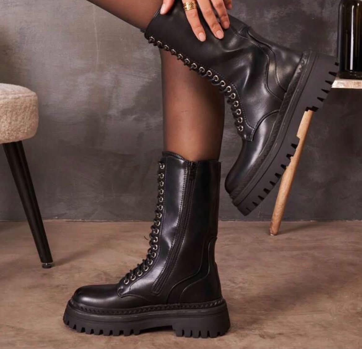BOOTS SIMILICUIR NOIR LACETS SEMELLE PLATEFORME – MISS NATH