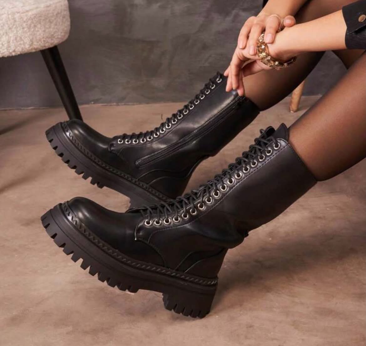 BOOTS SIMILICUIR NOIR LACETS SEMELLE PLATEFORME – MISS NATH