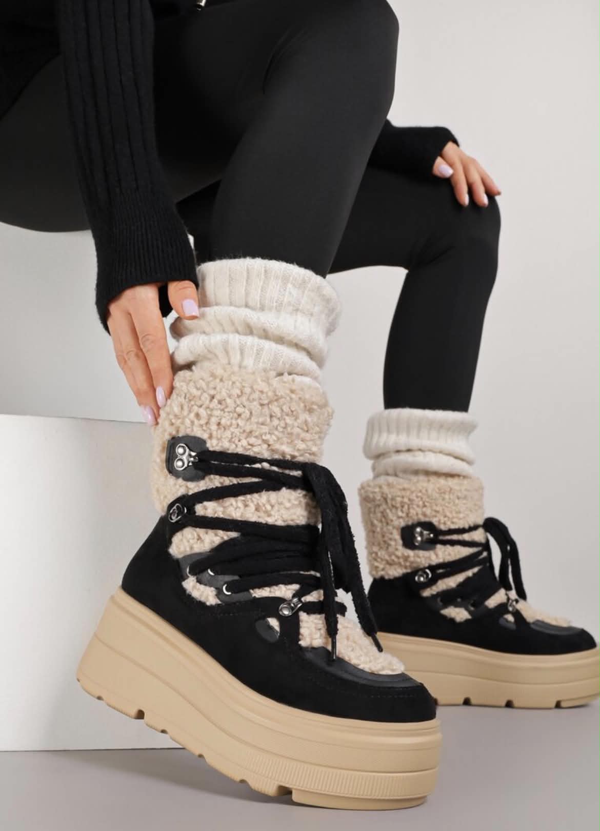 BOTTINES FEMME NOIRES FOURRÉES À LACETS – SEMELLE PLATEFORME CRANTÉE ET COL BOUCLETTE