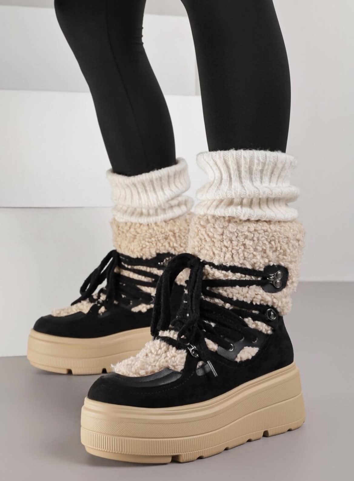 BOTTINES FEMME NOIRES FOURRÉES À LACETS – SEMELLE PLATEFORME CRANTÉE ET COL BOUCLETTE