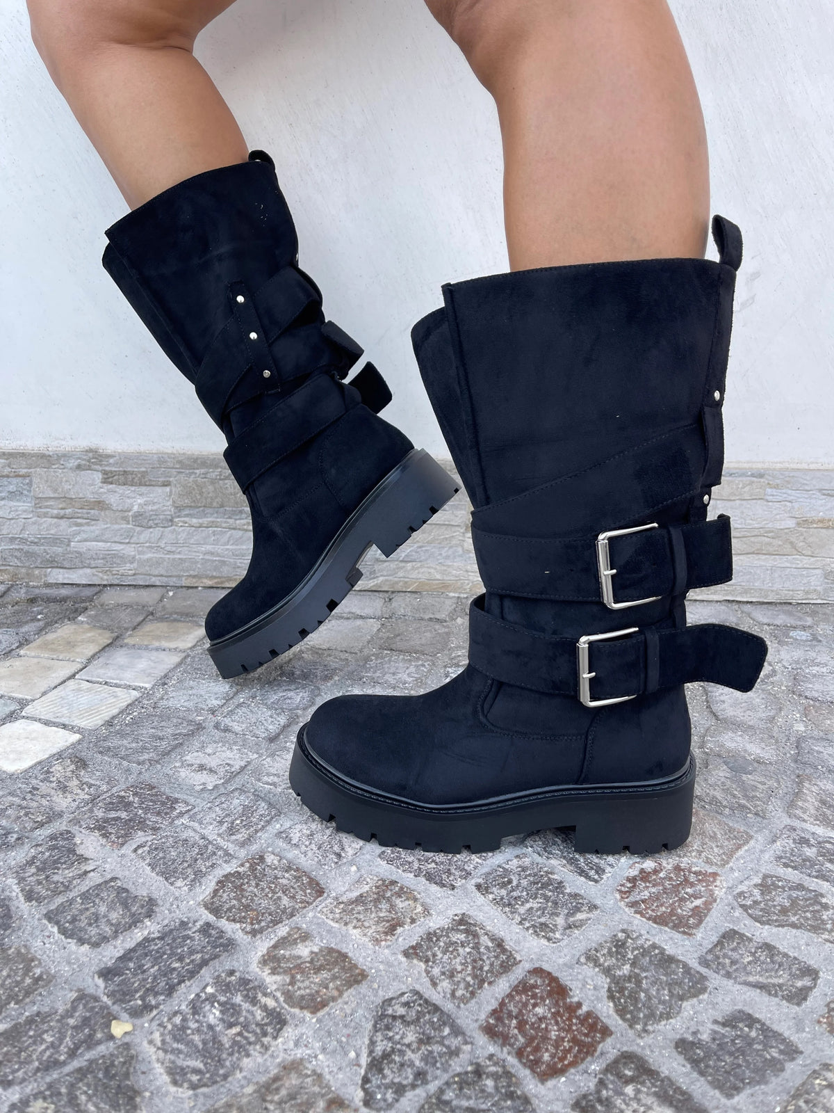 BOTTES BIKER FEMME NOIRES EFFET DAIM – MI-MOLLET À BOUCLES, SEMELLE CRANTÉE AVA