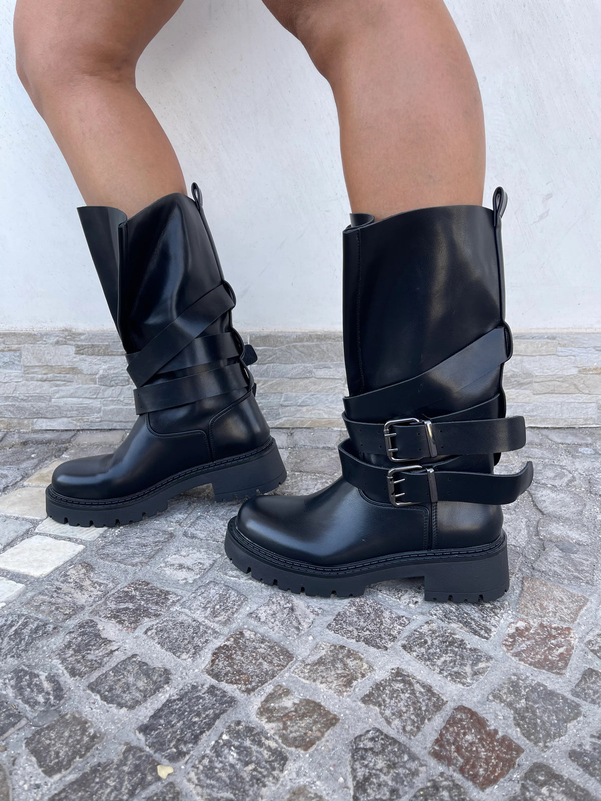 BOTTES BIKER FEMME NOIRES EFFET CUIR – À BOUCLES, SEMELLE CRANTÉE