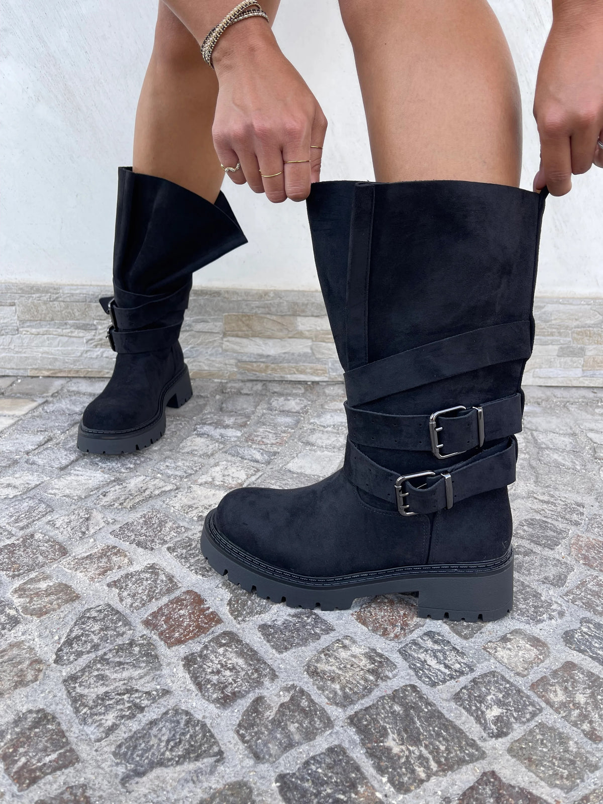 BOTTES BIKER FEMME NOIRES EFFET DAIM – MI-MOLLET À BOUCLES, SEMELLE CRANTÉE AVA