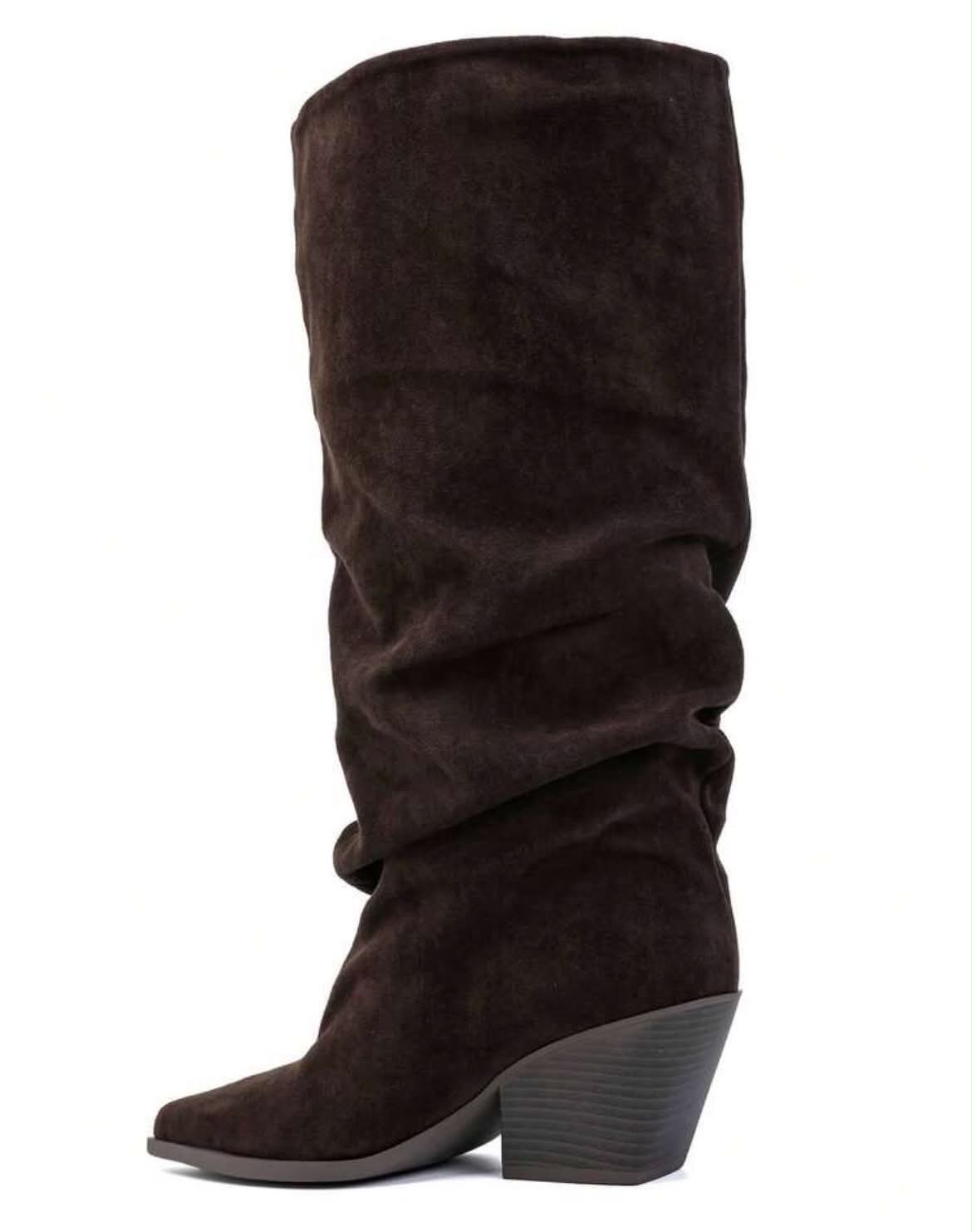 BOTTES HAUTES EFFET FROISSÉ BOUT POINTU TALON BISEAUTÉ – MISS GRACE CHOCO SUEDINE