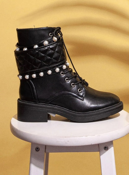 BOTTINES À LACETS NOIRES MATELASSÉES – BRIDES ORNÉES DE PERLES MISS PERLA