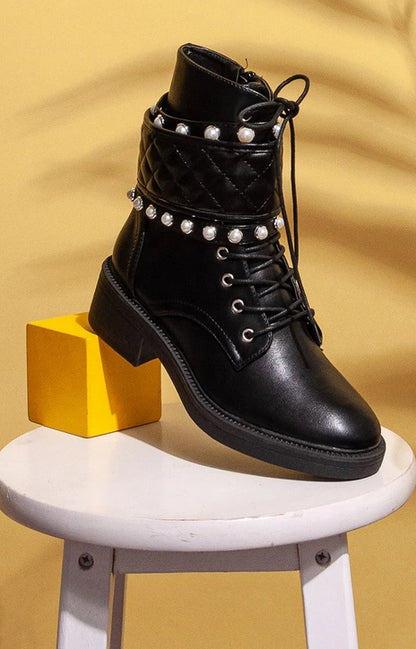 BOTTINES À LACETS NOIRES MATELASSÉES – BRIDES ORNÉES DE PERLES MISS PERLA