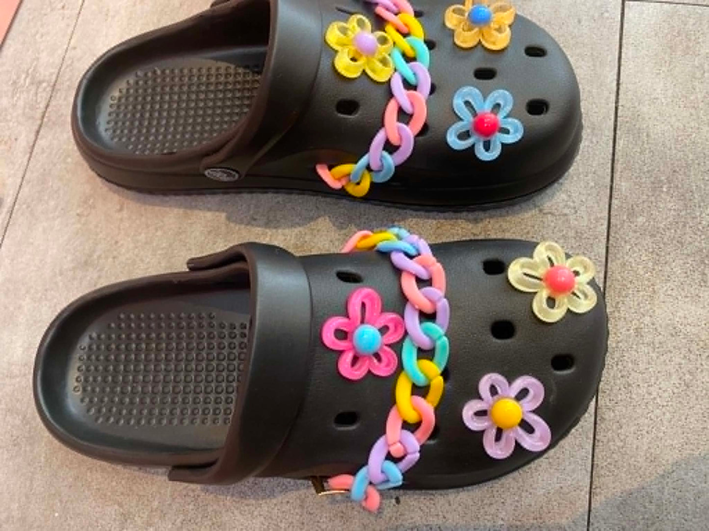 Sabots Confort "Summer Flowers" – Noirs avec Chaîne Pastel et Breloques Fleuries