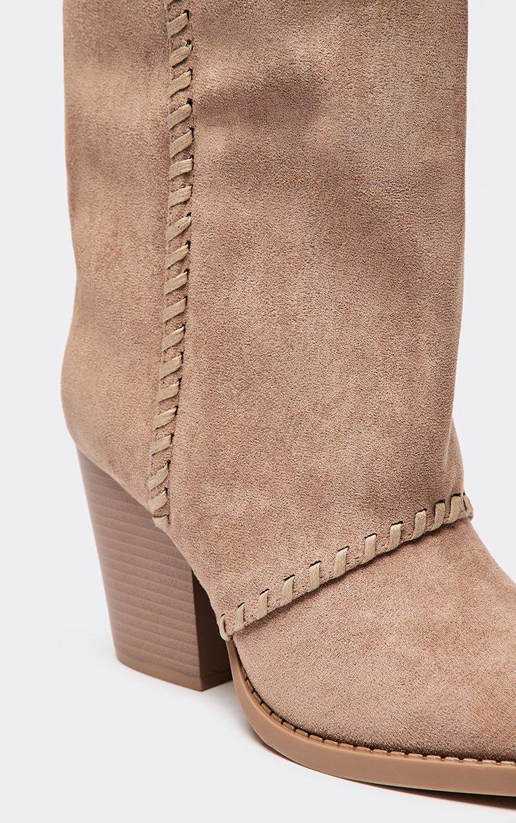 BOTTES SUÉDINE TIGE ENVELOPPANTE SURPIQÛRE TRESSÉE TALON BISEAUTÉ – MISS LEXIE TAUPE