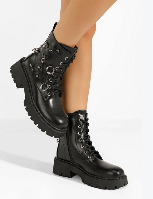 BOOTS SIMILICUIR NOIR MATE LACETS ANNEAUX PIERCING SEMELLE PLATEFORME