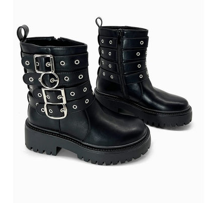 BOTTINES BIKER NOIRES ASPECT CUIR – 4 BOUCLES ARGENTÉES & ŒILLETS MISS RONNA