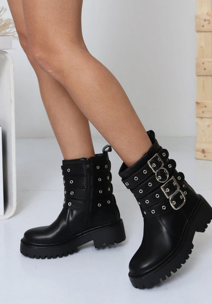 BOTTINES BIKER NOIRES ASPECT CUIR – 4 BOUCLES ARGENTÉES & ŒILLETS MISS RONNA